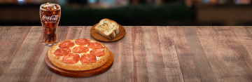 1 Pizza personal (americana o pepperoni) + 1 gaseosa regular + 1 pan al ajo a S/9.90